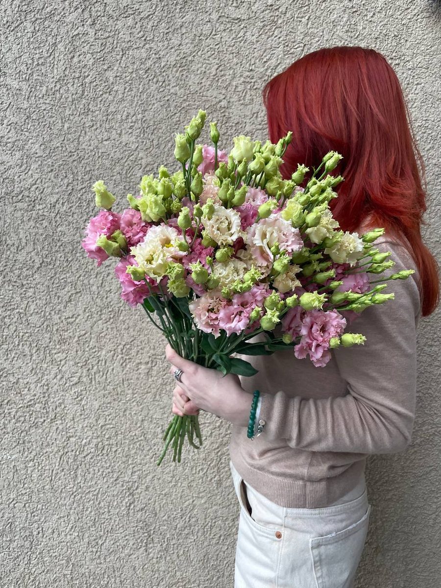 Букет из розового лизиантуса