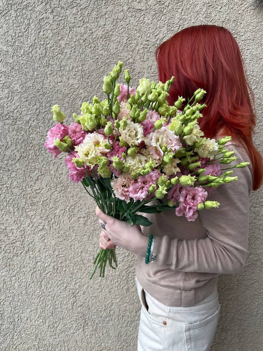 Букет из розового лизиантуса