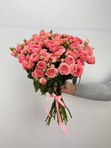 Букет из коралловой кустовой розы