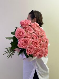 Букет розово-каралловых роз Софи Лорен