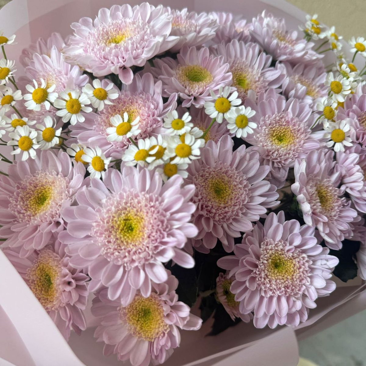 Букет из кустовых хризантем и танацетума