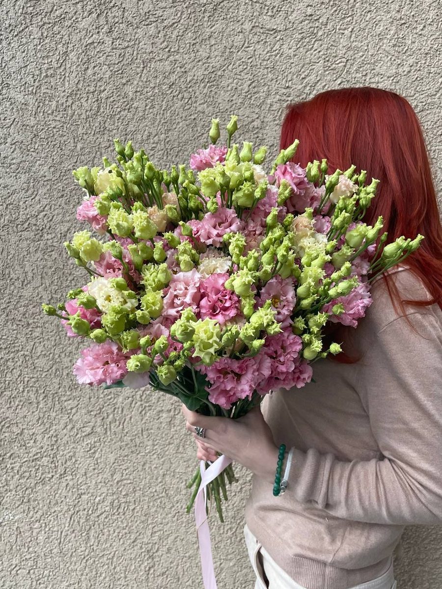 Букет из розового лизиантуса