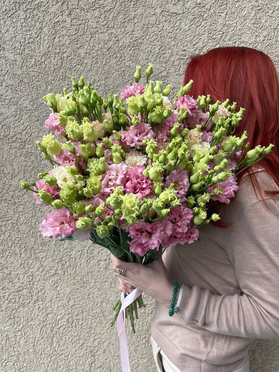 Букет из розового лизиантуса