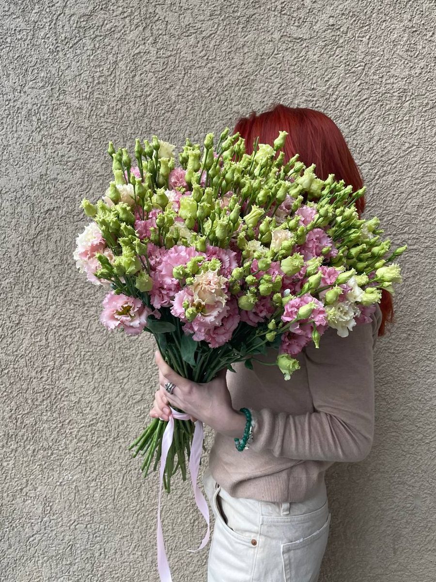Букет из розового лизиантуса