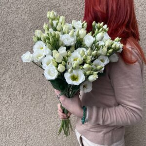 Букет из белых лизиантусов
