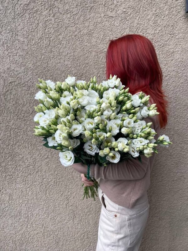 Букет из белых лизиантусов