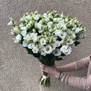 Букет из белых лизиантусов