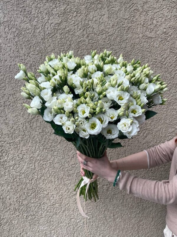 Букет из белых лизиантусов