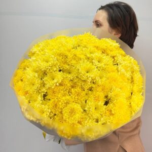 Букет из кустовых желтых хризантем в упаковке