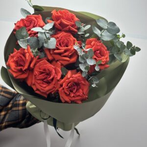 Букет из французской розы Нина с эвкалиптом