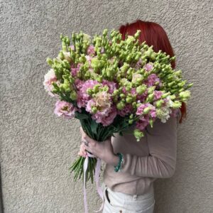 Букет из розового лизиантуса