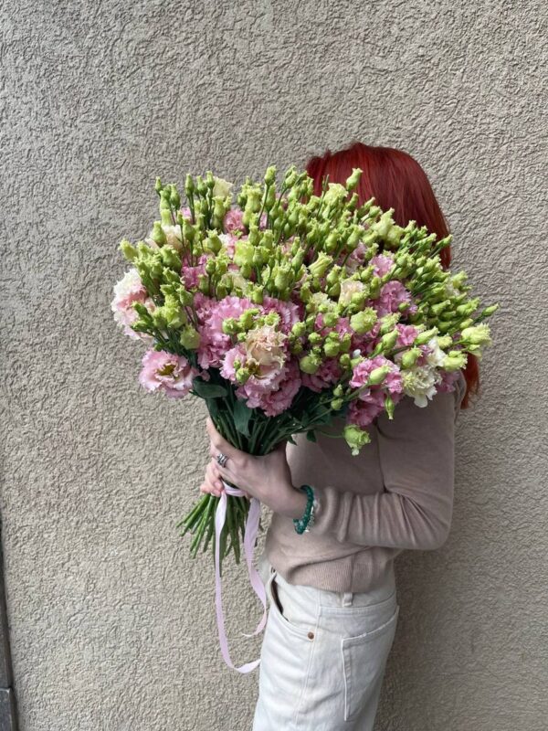 Букет из розового лизиантуса
