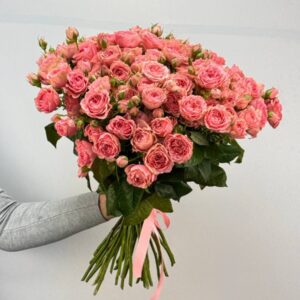 Букет из коралловой кустовой розы