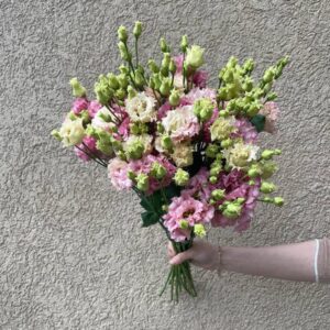 Букет из розового лизиантуса