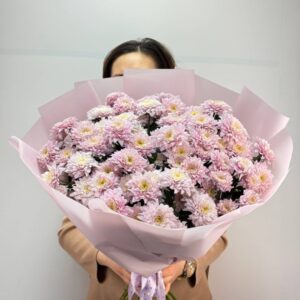 Букет из кустовых розовых хризантем в упаковке - 15 шт