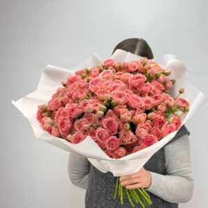 Букет из коралловой кустовой розы в упаковке