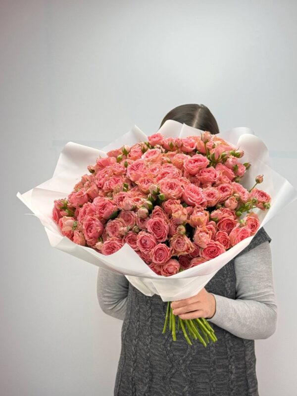 Букет из коралловой кустовой розы в упаковке