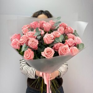 Букет из розовых роз "Би Свит" с эвкалиптом