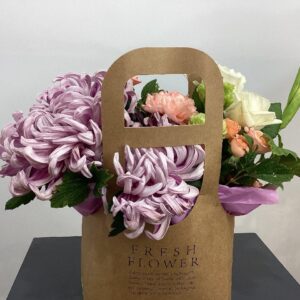 Сборная композиция из кустовых роз Диферент Даймешн и роз Аваланж