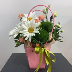 Сборная композиция из ромашка россия Ромашка и кустовых роз Диферент Даймешн