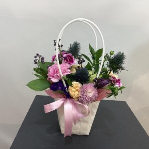 Сборная композиция из розовых гвоздик и французских роз Лимонад