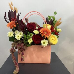 Сборная композиция из хризантем сантини и роз Ред Наоми
