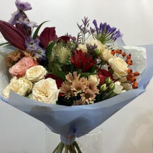 Сборный букет из роз Пионовидная и разноцветных кустовых роз