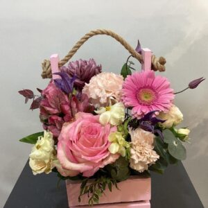 Сборная композиция из кремовых гвоздик и гербер